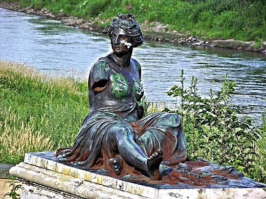 Brzeg Dolny - paac rodu von Hoym - pomnik na tarasie. Kopia rzeby z ogrodw w Wersalu